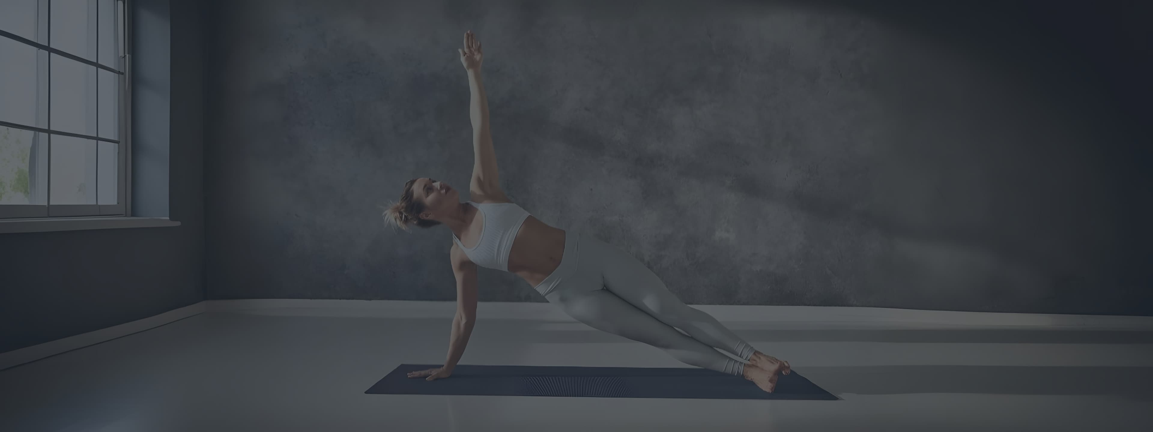 Groupe de personnes pratiquant le Pilates sur des tapis et machines Reformer, ambiance calme et concentrée